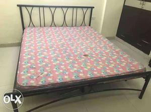 6/5 Iron bed with mattress in very good condition