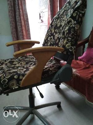 Adjustable beautician's chair - with five steel