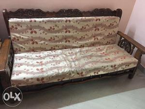 Good condition 3+1+1 sofa and center table with good quality