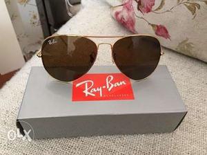 Brown Ray-Ban Aviator With Gold-colored Frame And Gray Box