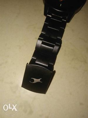Round Black Watch With Link Bracelet]