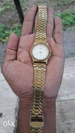 Timex round gold hend watch
