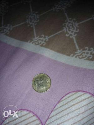 A 25 paise coin made by the indian government in