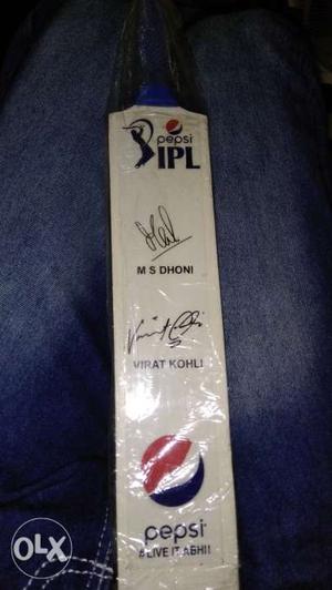 Dhoni and virat kohli signed bat