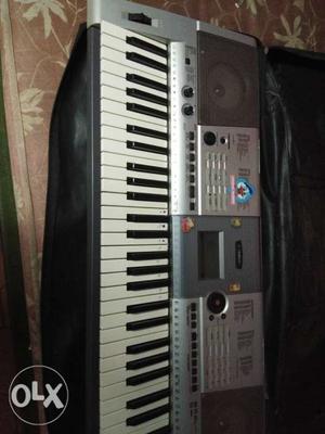 Electronic keyboard good condition number e403