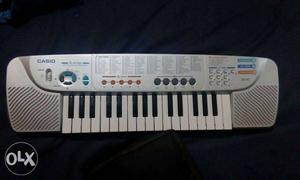 White Casio Electronic Keyboard