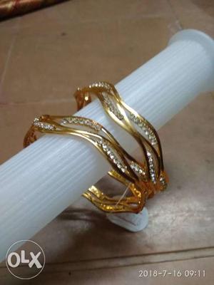 Hi,we r selling bangles with warranty 6 month