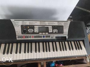 Yamaha PSR 350 in good condition with adapter and