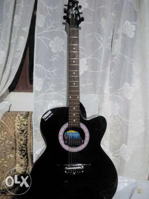 Yemaha hollow guitar best condition only 2 month
