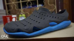Black-and-blue Crocs Clogs
