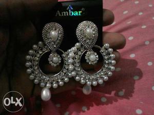 Pairs of White Pearl earrings 1 time used