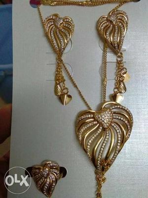 Very nice Dubai jewelry set.fixed price no bargain