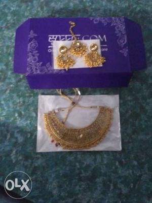 Women's Gold-colored Collar Necklace And Pair Of Earrings