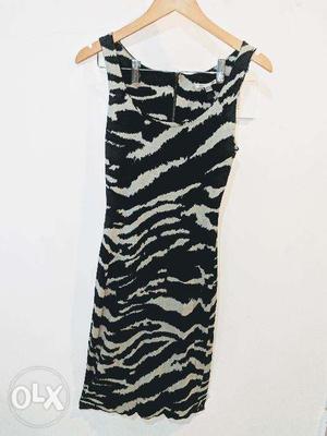 Mango UK Size 8, Below Knee Black Printed Bodycon Dress