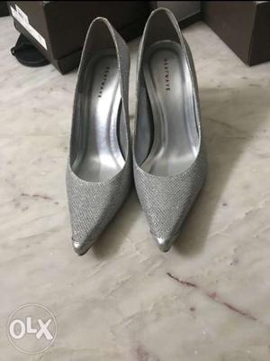 Pair Of Gray Glitter Pointed-toe Heeled Shoes