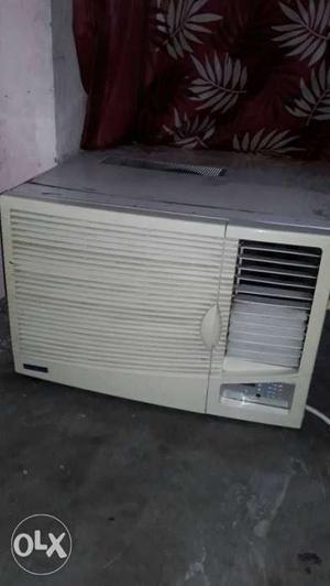 Very good condition ac 1.5 ton with stablizer