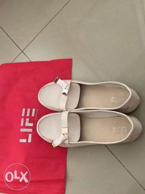 A brand new off white moccasins size 39