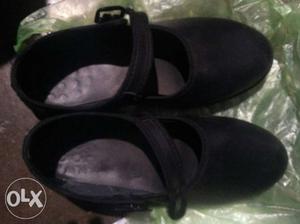 Gud condition school shoes...sell urgently