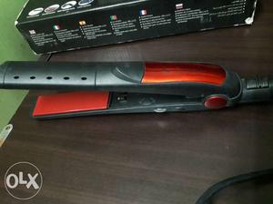 HECTOR PROFESSIONAL styles hair straightener for