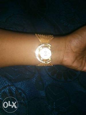 Trendy design ladies golden watch