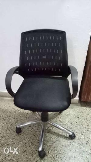 Black office mesh chair in good condition