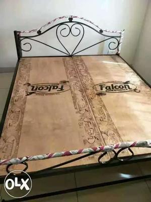 Brand new queen size bed without storage size 5x6