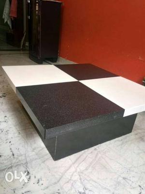 CORIAN top centre table in good condition 4 by 4