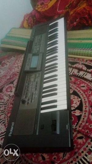 Roland e09in keyboard in perfect condition no