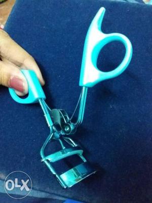 Stainless Steel Eyelash Curler With Blue Handle