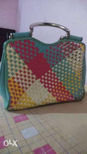 Beautiful Hand bag few month old in good condition