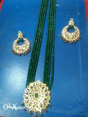 Emrald onex beads long. necklace with 6,carat