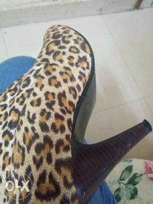 Hardly worn tiger print shoes very warm n
