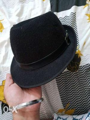 Hat in black colour. Hardly used. Stylish hat. Purchased for