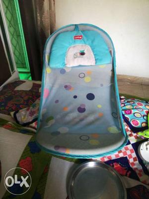 Very comfortable bathing bed for newborn. Makes