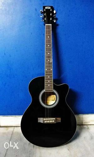 Acoustic guitar, hardly used, excellent