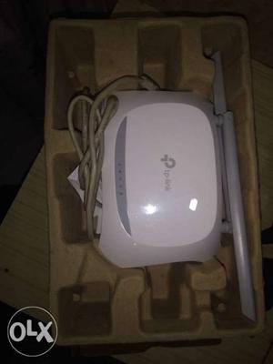 White Wifi router to link