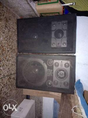 2 old speakers in working condition. with good