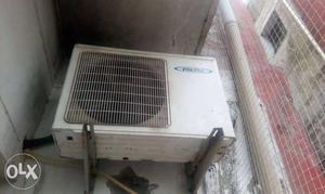 6 years old split air conditioner.. Urgent for sale...