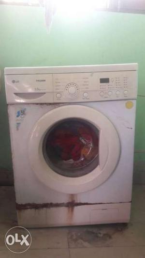 LG 5.5 kg washing machine in working condition.