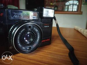 Old camera. Around 20 years old Still working condition...