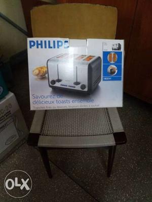 White And Black Philips 4-slice Toaster Box