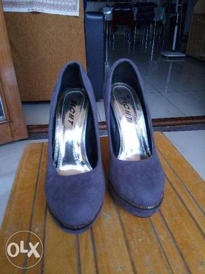 Beautiful grey pump heels - Brand new