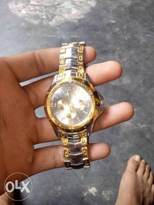 Its a good golden colour watch ROSRA compney