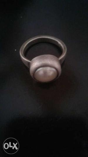 Rounded ring with moti