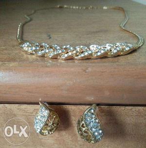 Short length necklace and ear ring