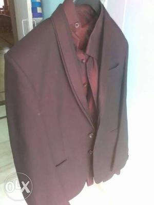 Unused men's suit only genuine byre contact me