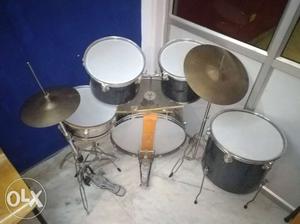 (Mapex) black drum kit