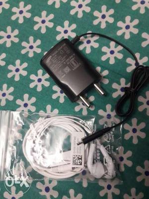 New samsung mobile charger and headphone for sale.