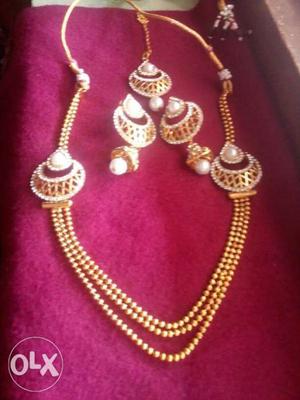 A beautiful set Long chain with ear rings nd head