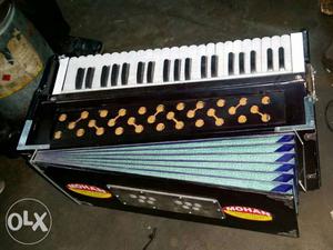 Only 6 months used Harmonium with 6 Fans My